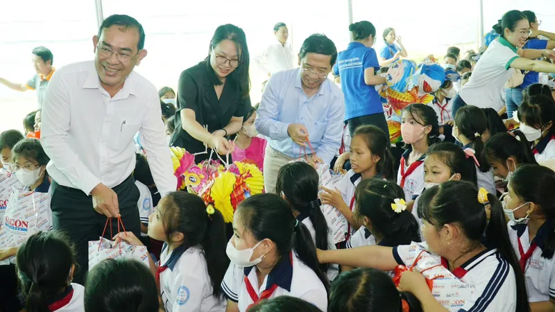 Cầu nối thắp sáng yêu thương mùa Trung thu