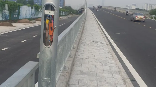 Trụ đèn bị kẻ gian tháo bung nắp, cắt đường dây điện tiếp đất. 
