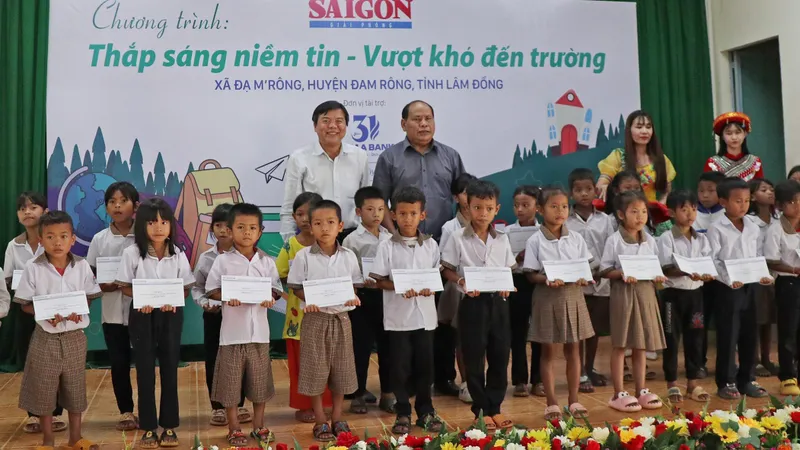 Chương trình “Thắp sáng niềm tin – Vượt khó đến trường” đến với học sinh nghèo tỉnh Lâm Đồng