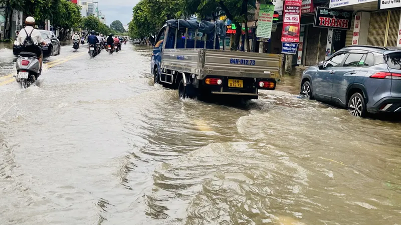 TP Cần Thơ: Người dân chật vật đối phó với triều cường 