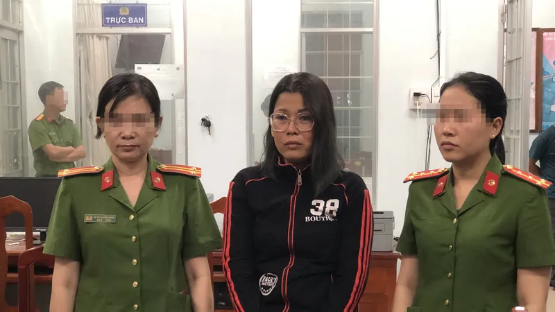 Đối tượng tại cơ quan công an. Ảnh: PHẠM HƠN
