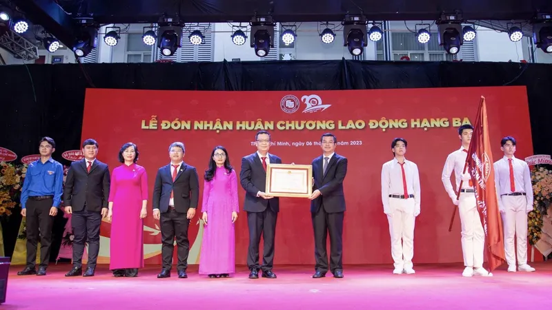 Cơ sở II Trường Đại học Ngoại thương: 30 năm đào tạo nguồn nhân lực chất lượng vượt trội, vinh dự nhận Huân chương Lao động hạng ba