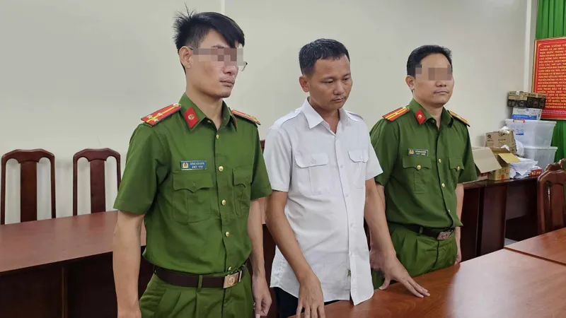 Công an thi hành quyết định với Ngọc (chính giữa).