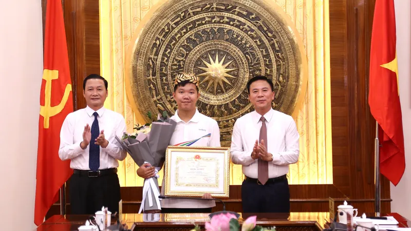 Thanh Hóa khen thưởng em Lê Xuân Mạnh, quán quân Đường lên đỉnh Olympia 2023