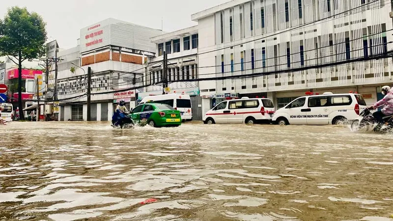 Nhiều nơi hạ lưu miền Tây triều cường vượt báo động 3