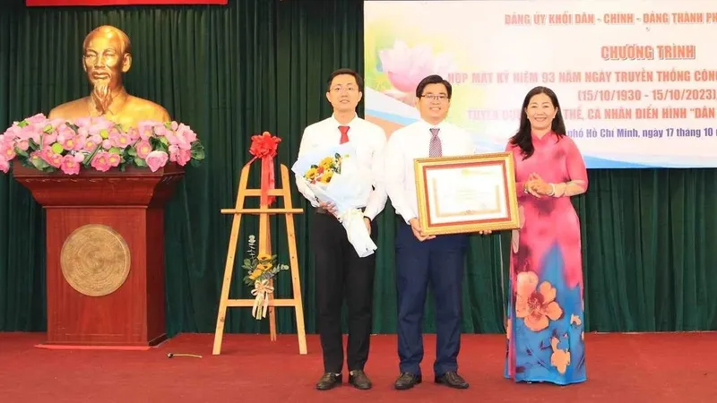 Đảng ủy Khối Dân – Chính – Đảng TPHCM tuyên dương 141 cá nhân, tập thể điển hình “Dân vận khéo”
