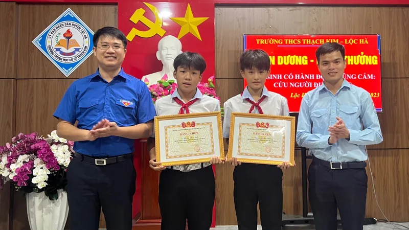 Chủ tịch tỉnh Hà Tĩnh tặng bằng khen hai học sinh lớp 7 cứu hai em nhỏ khỏi đuối nước 