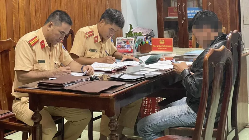Tài xế ô tô gây tai nạn rồi bỏ trốn bị phạt 35 triệu đồng, tước giấy phép lái xe 11 tháng 