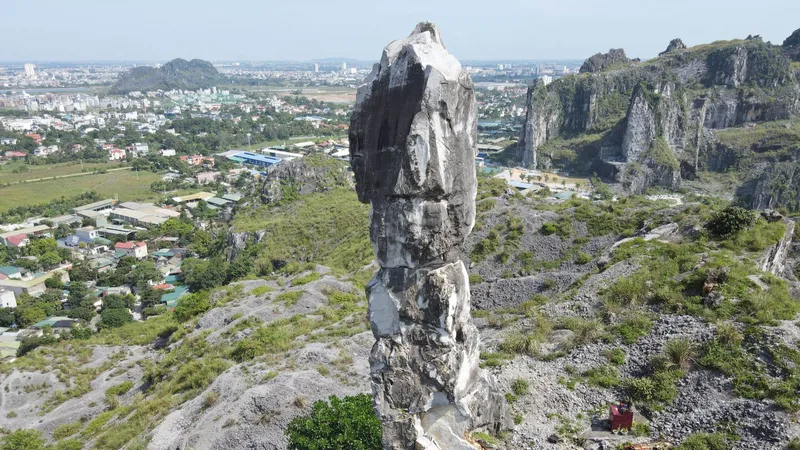 Hòn Vọng Phu ở Thanh Hóa có nguy cơ sụp đổ