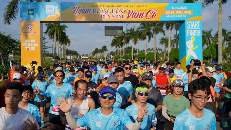 Gần 2.000 vận động viên sải bước trên cung đường tuyệt đẹp ven sông Vàm Cỏ tại Long An Marathon lần thứ 2 năm 2023