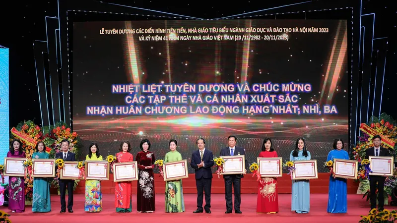 Lãnh đạo Bộ GD-ĐT trao Bằng khen cho điển hình tiên tiến, nhà giáo tiêu biểu. Ảnh: VGP
