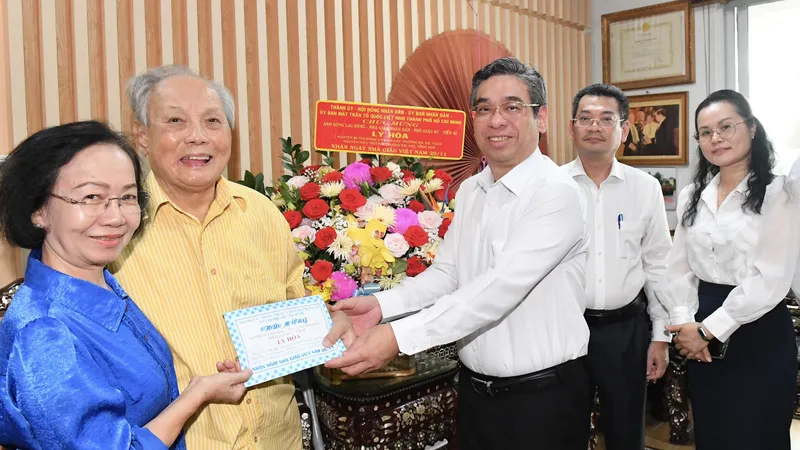 Phó Bí thư Thành ủy TPHCM Nguyễn Phước Lộc thăm Anh hùng Lao động, NGND, PGS-TS Lý Hòa