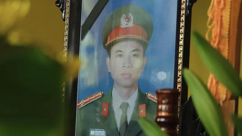 Truy tặng Huy hiệu Tuổi trẻ dũng cảm cho Đại úy công an hy sinh trong khi làm nhiệm vụ