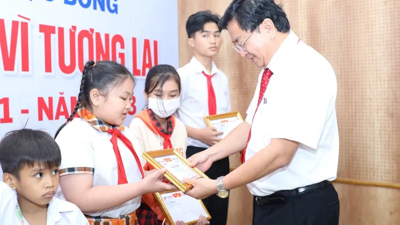 Báo Đồng Nai trao học bổng Vượt khó vì tương lai lần thứ 21
