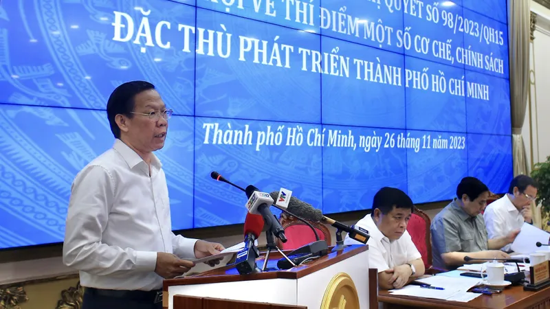 Chủ tịch UBND TPHCM Phan Văn Mãi báo cáo tại hội nghị. Ảnh: DŨNG PHƯƠNG