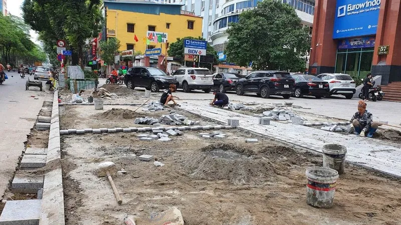 Vỉa hè nhiều tuyến phố ở Hà Nội lại bị đào bới ngổn ngang