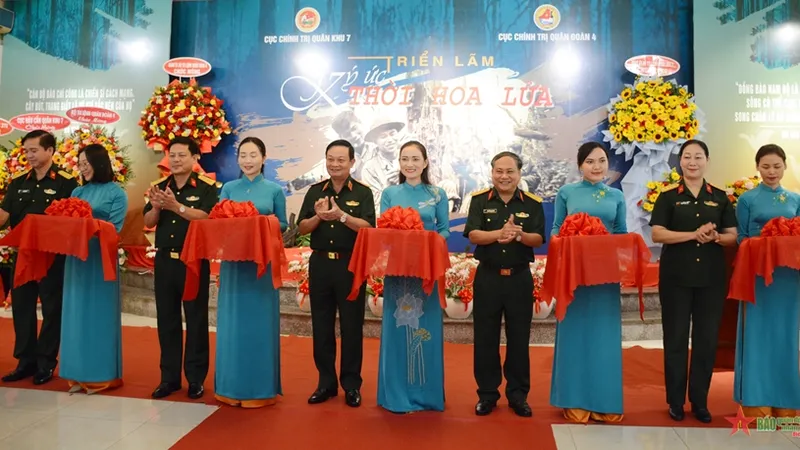 Trung tướng Trần Hoài Trung, Bí thư Đảng ủy, Chính ủy Quân khu 7 và các đại biểu cắt băng khai mạc “Ký ức thời hoa lửa” - hoạt động nằm trong khuôn khổ kỷ niệm 78 năm ngày truyền thống
