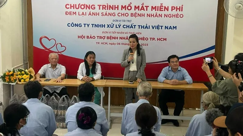 Công ty VWS giúp bệnh nhân nghèo tìm lại ánh sáng