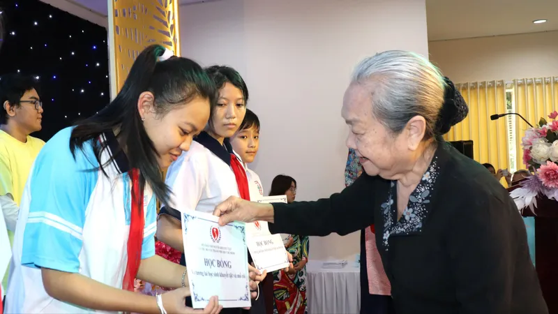 Viết tiếp ước mơ đến trường