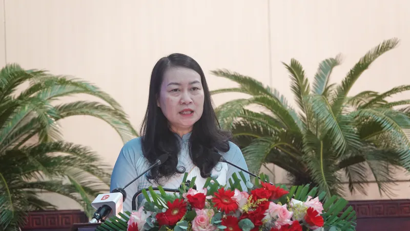 Bà Trần Thị Kim Oanh, Giám đốc Sở Tư pháp Đà Nẵng trả lời chất vấn. Ảnh: XUÂN QUỲNH