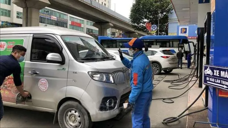 Xăng RON95-III tăng 3 đồng, xăng E5RON92 giảm 13 đồng