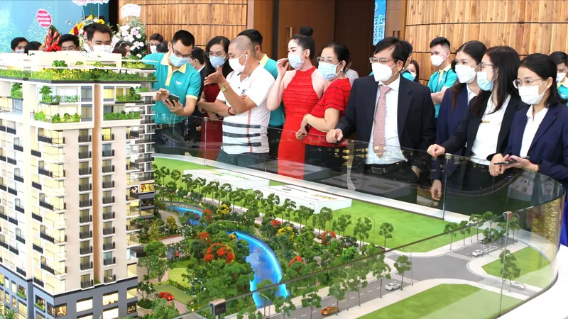 Thị trường bất động sản: Nhiều dự án tái khởi động, giá neo cao