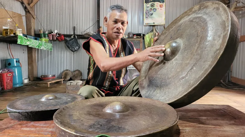 Người “giữ hồn” cồng chiêng