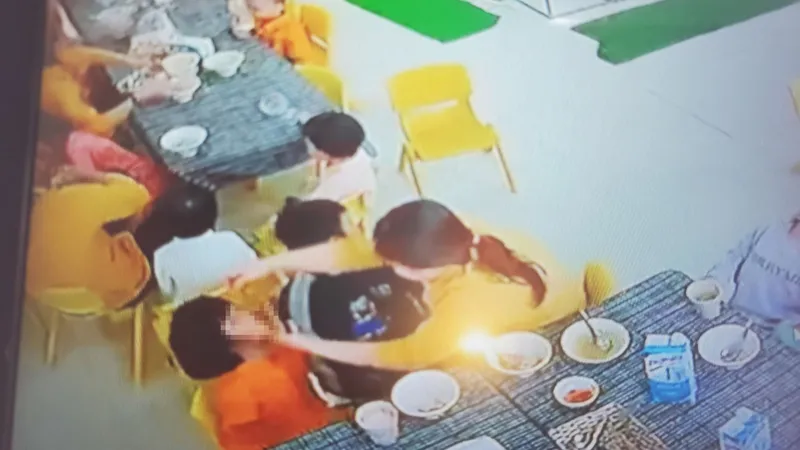 Vụ bé gái 3 tuổi bị bạo hành: Buộc thôi việc nhân viên giữ trẻ, công khai xin lỗi phụ huynh