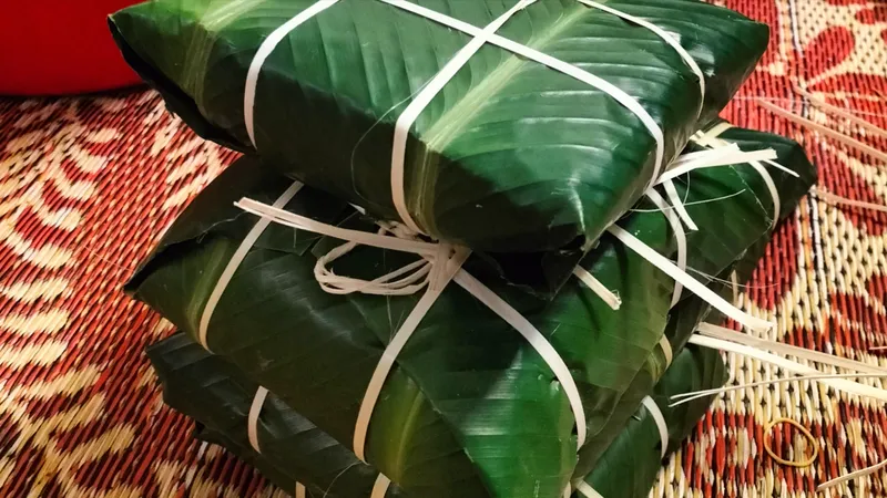 Bánh chưng lá riềng đậm đà tình làng, nghĩa xóm