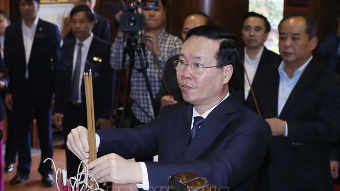 Chủ tịch nước Võ Văn Thưởng dâng hoa, dâng hương tưởng niệm Chủ tịch Hồ Chí Minh và Tổng Bí thư Lê Hồng Phong 