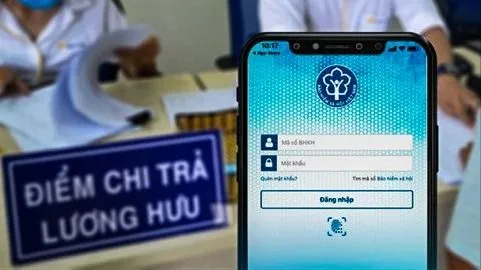 Người dân nhận chi trả an sinh xã hội 