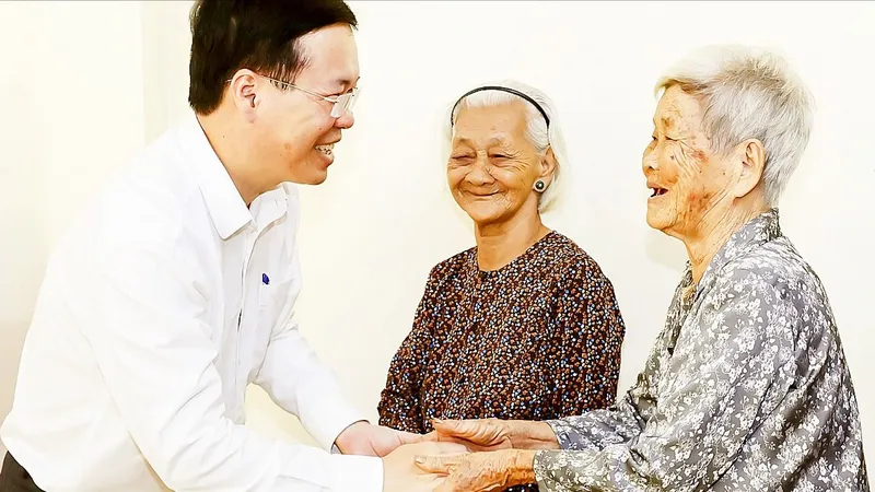 Lãnh đạo Trung ương và TPHCM chúc tết các đơn vị, cá nhân