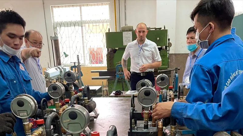 Cả ngàn sinh viên mòn mỏi chờ thi bằng nghề quốc tế