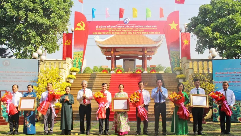 Phó Chủ tịch UBND TPHCM Ngô Minh Châu trao quyết định công nhận phường An toàn khu cho các phường của quận 12. Ảnh: ĐÔNG SƠN