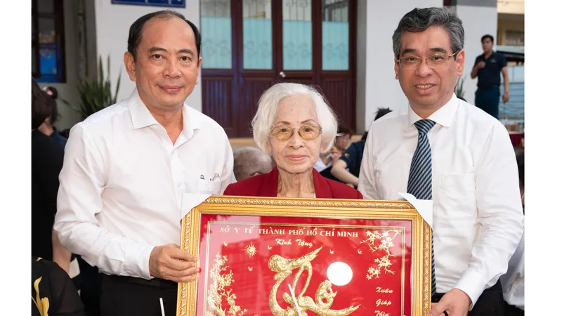 Sở Y tế TPHCM tặng khánh mừng thọ đến cán bộ lãnh đạo ngành y cao tuổi