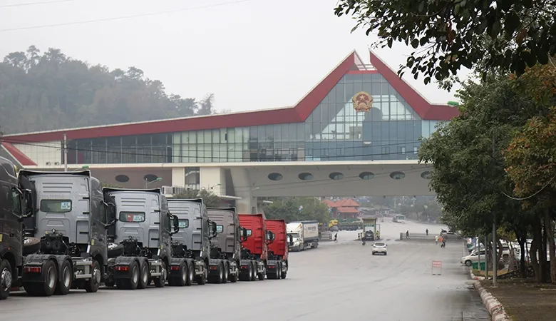 Làm đến khuya, tăng tốc thông quan để giải tỏa hàng hóa trên cửa khẩu phía Bắc