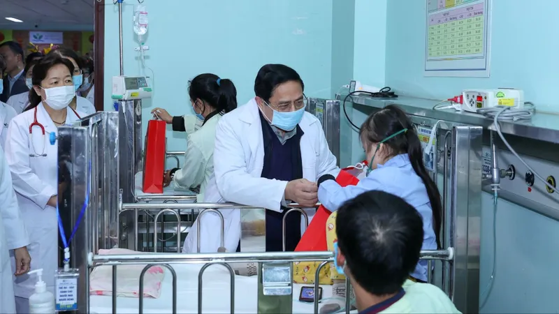 Thủ tướng Phạm Minh Chính thăm, chúc tết Bệnh viện Việt Đức và Bệnh viện Nhi Trung ương