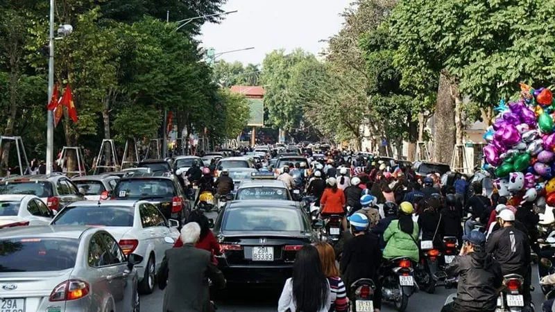 Hà Nội đông nghịt người du xuân, đường phố ùn tắc cục bộ