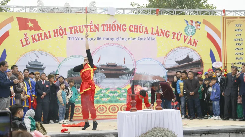 Trong gió xuân đượm thơm mùi khói kéo lửa