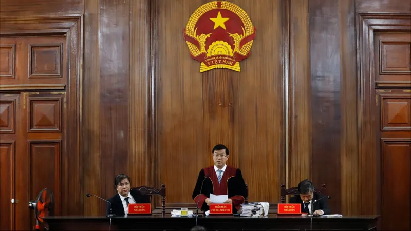Tuyên án 2 bị cáo xúc phạm bà Nguyễn Phương Hằng
