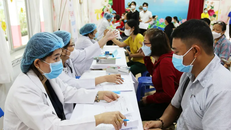 Nhân viên y tế thăm khám sức khỏe cho người dân