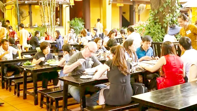 Doanh thu ngành ăn uống tăng