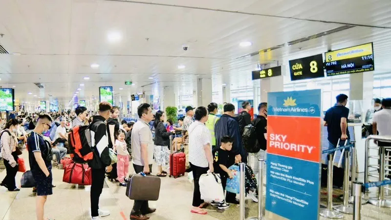 Hành khách làm thủ tục lên máy bay tại sân bay Tân Sơn Nhất