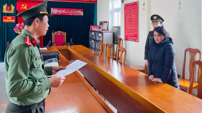 Cơ quan điều tra tống đạt quyết định khởi tố bị can Trương Thị Mai Ca. Ảnh: Công an Hà Tĩnh cung cấp 