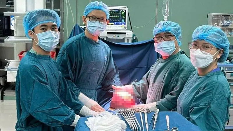 Quảng Ngãi: Cắt bỏ thành công khối u xơ tử cung nặng 2,7kg