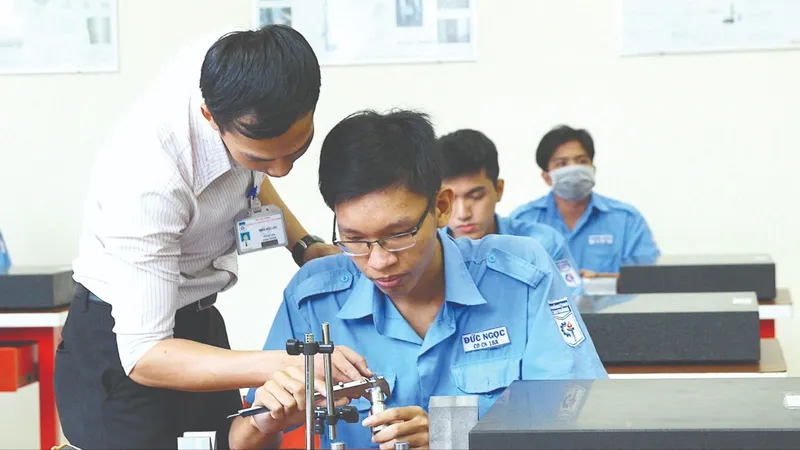 Trường nghề dè dặt tăng học phí