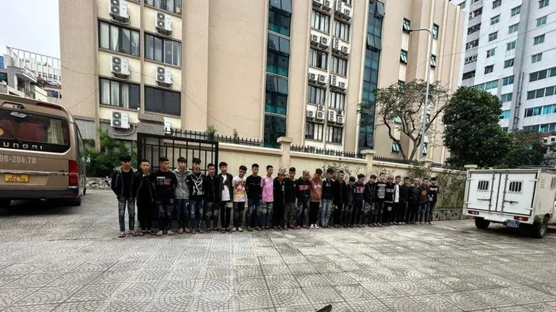 Ngăn chặn hơn 40 thiếu niên hỗn chiến bằng kiếm sắt, vỏ chai