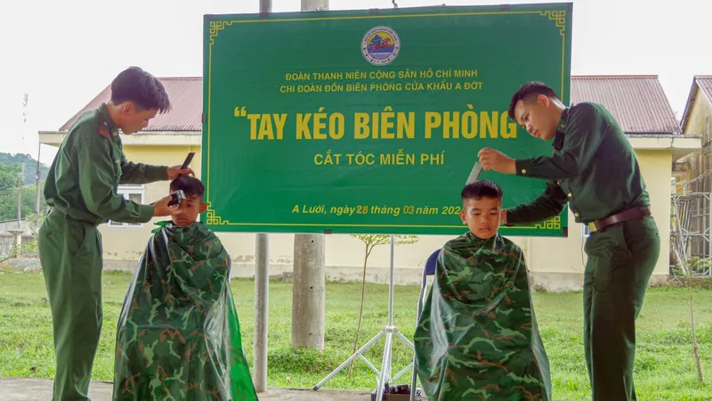 Hớt tóc miễn phí cho học sinh vùng biên giới