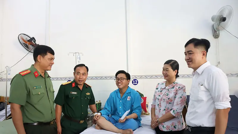 Lãnh đạo quận 1 thăm anh Trần Nguyễn Phi 