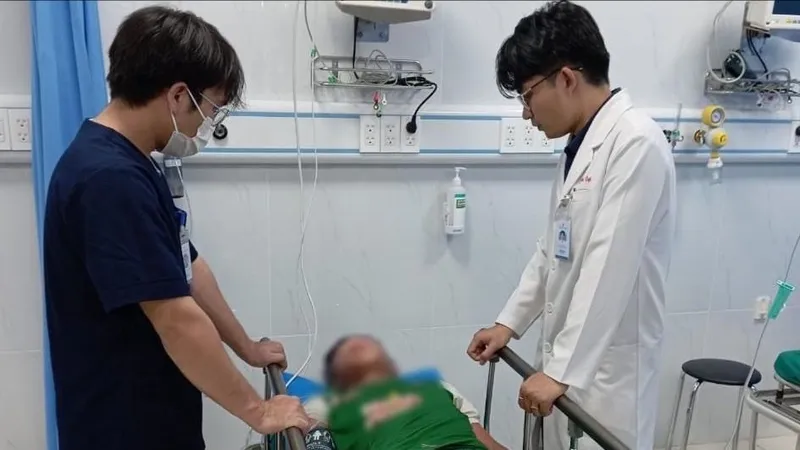 Ngậm thuốc dạng kẹo, bệnh nhân phù mắt, phù môi, sẩn ngứa toàn thân